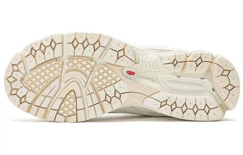 New Balance 2002R Protection Pack Sea Salt nízke streetové tenisky lomené biele — produktová fotografia na bielom pozadí, bočný pohľad