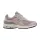New Balance 2002R Orb Pink nízke streetové tenisky ružové-sivé — produktová fotografia na bielom pozadí, bočný pohľad