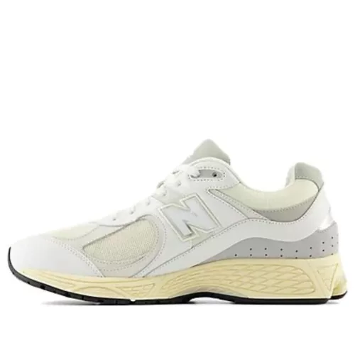 New Balance 2002R White Gold nízke streetové tenisky biele-sivé — produktová fotografia na bielom pozadí, bočný pohľad