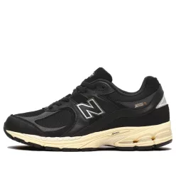 New Balance 2002R Black Vintage nízke streetové tenisky čierne — produktová fotografia na bielom pozadí, bočný pohľad