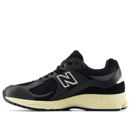 New Balance 2002R Black Vintage nízke streetové tenisky čierne — produktová fotografia na bielom pozadí, bočný pohľad
