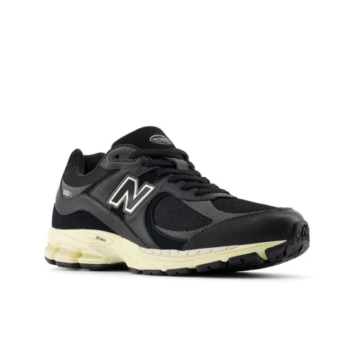 New Balance 2002R Black Vintage nízke streetové tenisky čierne — produktová fotografia na bielom pozadí, bočný pohľad