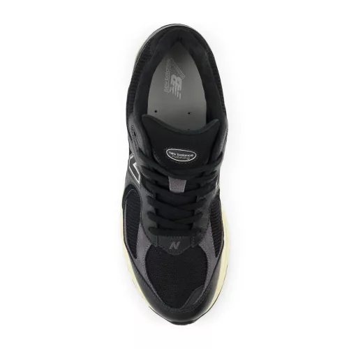 New Balance 2002R Black Vintage nízke streetové tenisky čierne — produktová fotografia na bielom pozadí, bočný pohľad