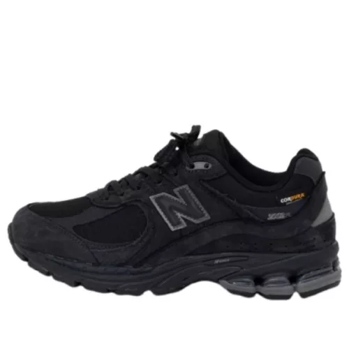 New Balance 2002R Cordura Phantom Black nízke streetové tenisky lomené biele-čierne — produktová fotografia na bielom pozadí, bočný pohľad