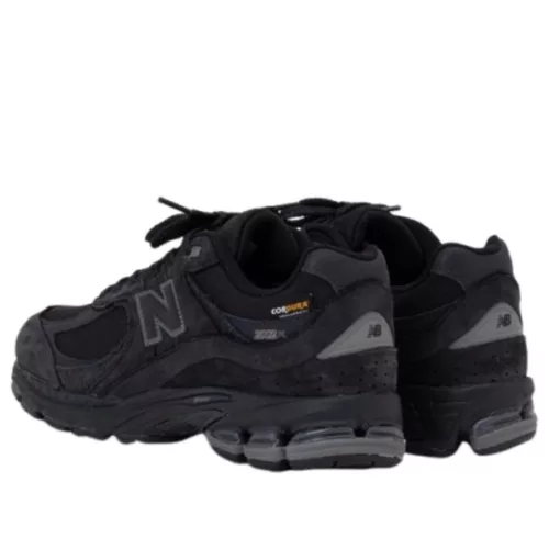 New Balance 2002R Cordura Phantom Black nízke streetové tenisky lomené biele-čierne — produktová fotografia na bielom pozadí, bočný pohľad