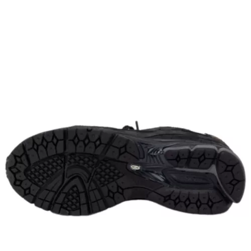 New Balance 2002R Cordura Phantom Black nízke streetové tenisky lomené biele-čierne — produktová fotografia na bielom pozadí, bočný pohľad