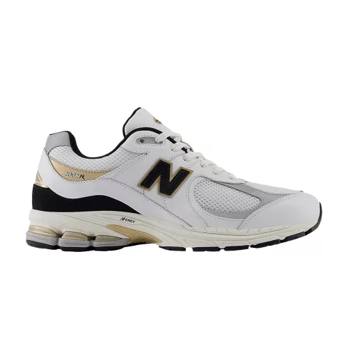 New Balance 2002R White Black Gold Metallic nízke streetové tenisky biele-zlaté — produktová fotografia na bielom pozadí, bočný pohľad