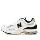 New Balance 2002R White Black Gold Metallic nízke streetové tenisky biele-zlaté — produktová fotografia na bielom pozadí, bočný pohľad