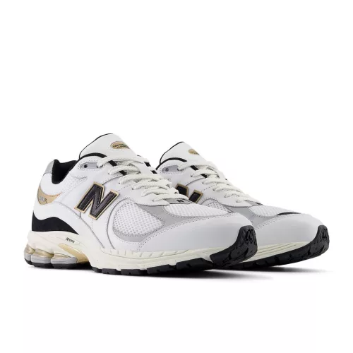 New Balance 2002R White Black Gold Metallic nízke streetové tenisky biele-zlaté — produktová fotografia na bielom pozadí, bočný pohľad