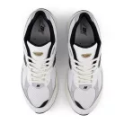 New Balance 2002R White Black Gold Metallic nízke streetové tenisky biele-zlaté — produktová fotografia na bielom pozadí, bočný pohľad