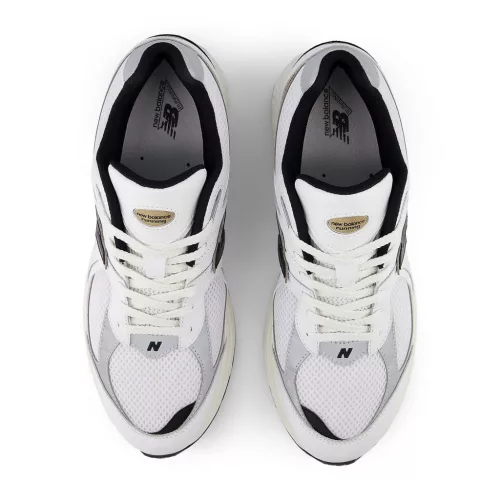 New Balance 2002R White Black Gold Metallic nízke streetové tenisky biele-zlaté — produktová fotografia na bielom pozadí, bočný pohľad