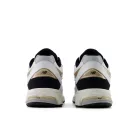 New Balance 2002R White Black Gold Metallic nízke streetové tenisky biele-zlaté — produktová fotografia na bielom pozadí, bočný pohľad