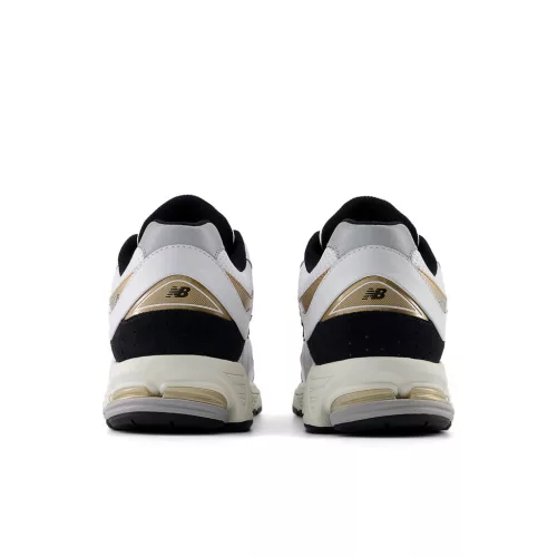 New Balance 2002R White Black Gold Metallic nízke streetové tenisky biele-zlaté — produktová fotografia na bielom pozadí, bočný pohľad