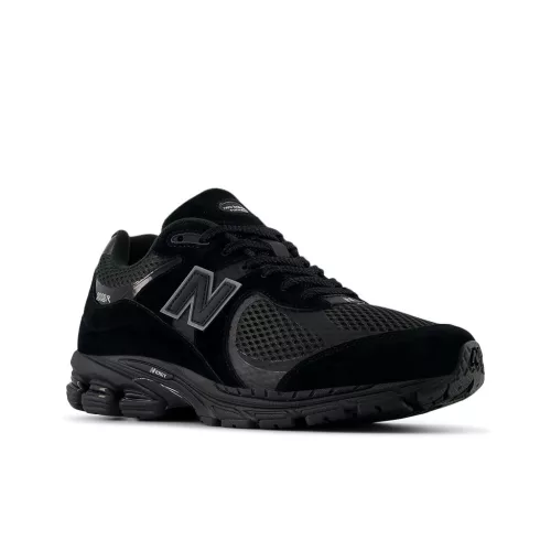 New Balance 2002R Mesh Black Metallic nízke streetové tenisky čierne — produktová fotografia na bielom pozadí, bočný pohľad