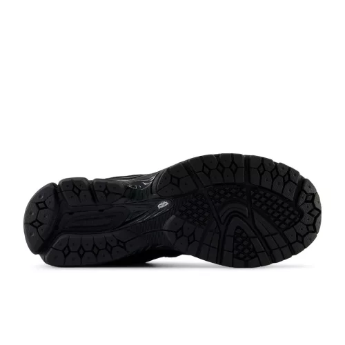 New Balance 2002R Mesh Black Metallic nízke streetové tenisky čierne — produktová fotografia na bielom pozadí, bočný pohľad
