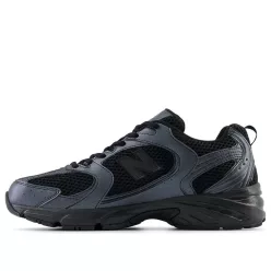 New Balance 530 Black Dark Grey nízke streetové tenisky čierne-sivé — produktová fotografia na bielom pozadí, bočný pohľad