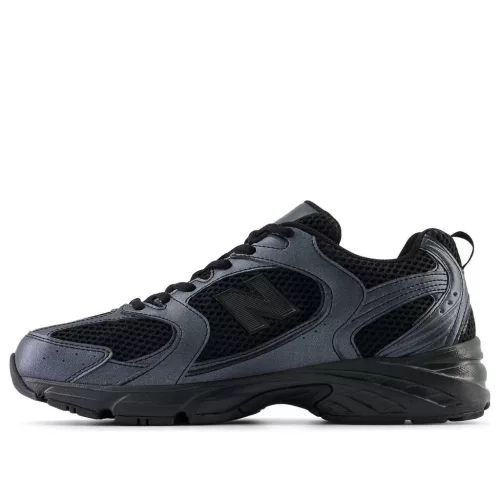 New Balance 530 Black Dark Grey nízke streetové tenisky čierne-sivé — produktová fotografia na bielom pozadí, bočný pohľad