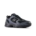 New Balance 530 Black Dark Grey nízke streetové tenisky čierne-sivé — produktová fotografia na bielom pozadí, bočný pohľad