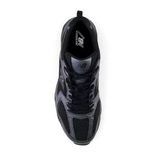 New Balance 530 Black Dark Grey nízke streetové tenisky čierne-sivé — produktová fotografia na bielom pozadí, bočný pohľad