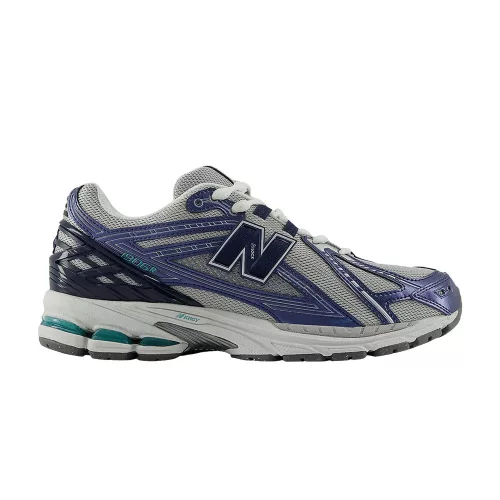 New Balance 1906R Grey Blue Metallic nízke streetové tenisky sivé-modré — produktová fotografia na bielom pozadí, bočný pohľad