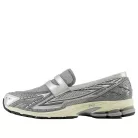 New Balance 1906L Metallic Silver nízke streetové tenisky strieborné — produktová fotografia na bielom pozadí, bočný pohľad