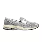 New Balance 1906L Metallic Silver nízke streetové tenisky strieborné — produktová fotografia na bielom pozadí, bočný pohľad