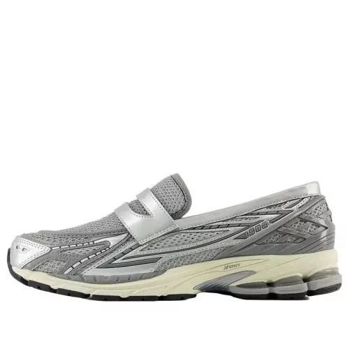 New Balance 1906L Metallic Silver nízke streetové tenisky strieborné — produktová fotografia na bielom pozadí, bočný pohľad