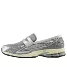 New Balance 1906L Metallic Silver nízke streetové tenisky strieborné — produktová fotografia na bielom pozadí, bočný pohľad