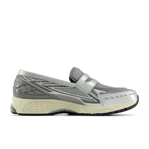 New Balance 1906L Metallic Silver nízke streetové tenisky strieborné — produktová fotografia na bielom pozadí, bočný pohľad