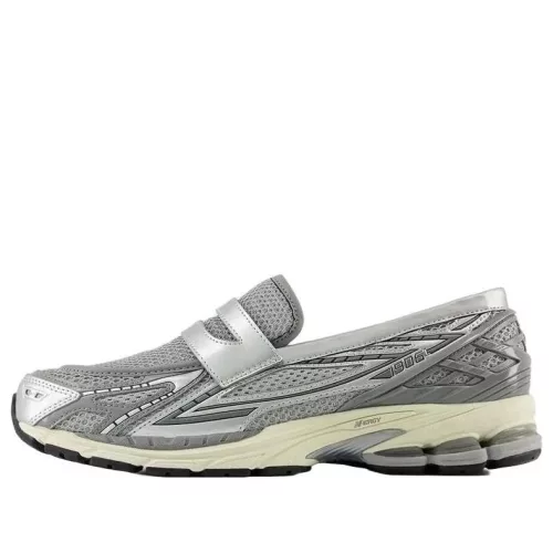 New Balance 1906L Metallic Silver nízke streetové tenisky strieborné — produktová fotografia na bielom pozadí, bočný pohľad