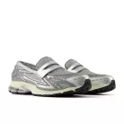 New Balance 1906L Metallic Silver nízke streetové tenisky strieborné — produktová fotografia na bielom pozadí, bočný pohľad