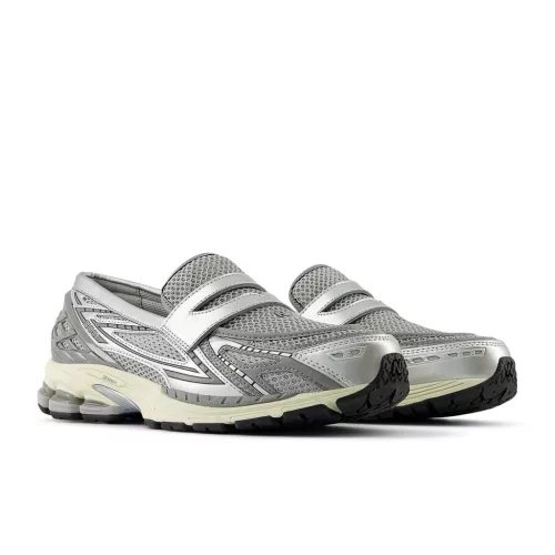New Balance 1906L Metallic Silver nízke streetové tenisky strieborné — produktová fotografia na bielom pozadí, bočný pohľad