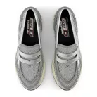 New Balance 1906L Metallic Silver nízke streetové tenisky strieborné — produktová fotografia na bielom pozadí, bočný pohľad