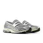 New Balance 1906L Metallic Silver nízke streetové tenisky strieborné — produktová fotografia na bielom pozadí, bočný pohľad