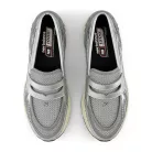 New Balance 1906L Metallic Silver nízke streetové tenisky strieborné — produktová fotografia na bielom pozadí, bočný pohľad