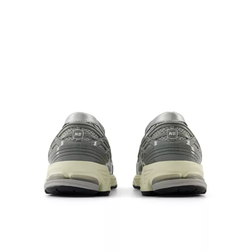 New Balance 1906L Metallic Silver nízke streetové tenisky strieborné — produktová fotografia na bielom pozadí, bočný pohľad