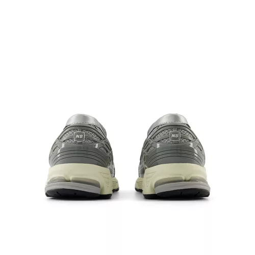 New Balance 1906L Metallic Silver nízke streetové tenisky strieborné — produktová fotografia na bielom pozadí, bočný pohľad
