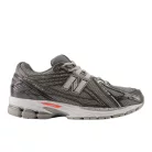 New Balance 1906R Black Metallic Urgent Red Slate nízke streetové tenisky čierne-červené — produktová fotografia na bielom pozadí, bočný pohľad