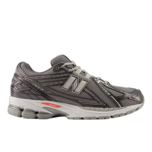 New Balance 1906R Black Metallic Urgent Red Slate nízke streetové tenisky čierne-červené — produktová fotografia na bielom pozadí, bočný pohľad