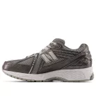New Balance 1906R Black Metallic Urgent Red Slate nízke streetové tenisky čierne-červené — produktová fotografia na bielom pozadí, bočný pohľad