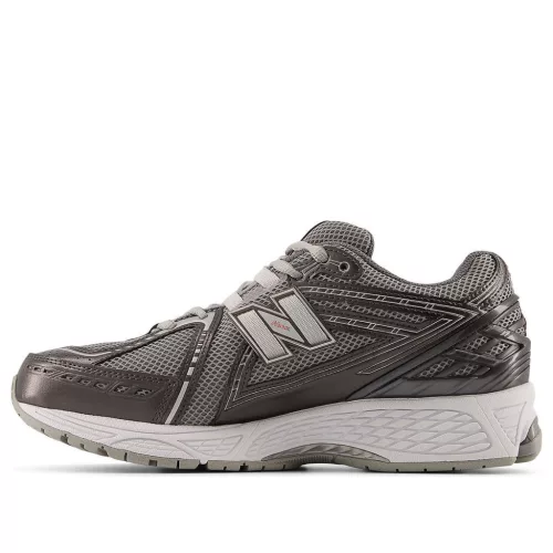 New Balance 1906R Black Metallic Urgent Red Slate nízke streetové tenisky čierne-červené — produktová fotografia na bielom pozadí, bočný pohľad