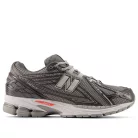New Balance 1906R Black Metallic Urgent Red Slate nízke streetové tenisky čierne-červené — produktová fotografia na bielom pozadí, bočný pohľad
