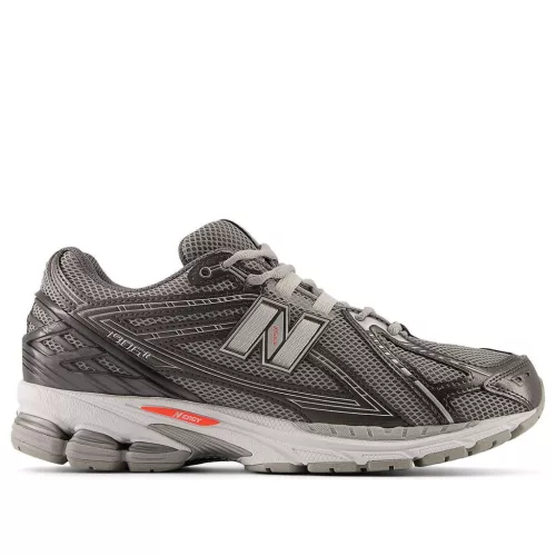New Balance 1906R Black Metallic Urgent Red Slate nízke streetové tenisky čierne-červené — produktová fotografia na bielom pozadí, bočný pohľad