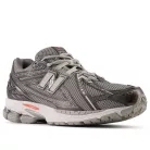 New Balance 1906R Black Metallic Urgent Red Slate nízke streetové tenisky čierne-červené — produktová fotografia na bielom pozadí, bočný pohľad