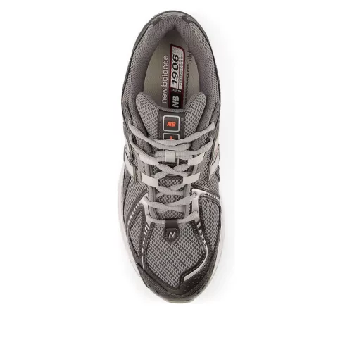 New Balance 1906R Black Metallic Urgent Red Slate nízke streetové tenisky čierne-červené — produktová fotografia na bielom pozadí, bočný pohľad