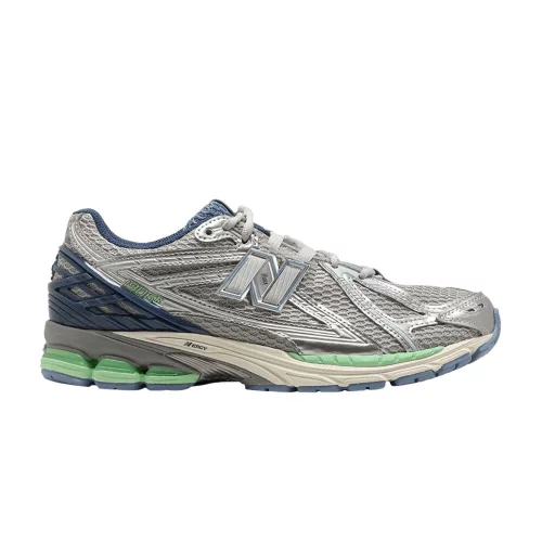 New Balance 1906R Still Water Lab Green nízke streetové tenisky zelené — produktová fotografia na bielom pozadí, bočný pohľad
