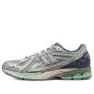 New Balance 1906R Still Water Lab Green nízke streetové tenisky zelené — produktová fotografia na bielom pozadí, bočný pohľad
