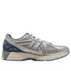 New Balance 1906R Still Water Lab Green nízke streetové tenisky zelené — produktová fotografia na bielom pozadí, bočný pohľad