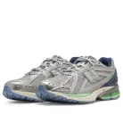 New Balance 1906R Still Water Lab Green nízke streetové tenisky zelené — produktová fotografia na bielom pozadí, bočný pohľad