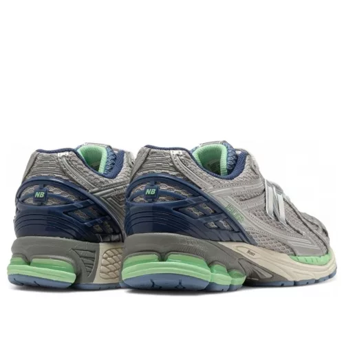 New Balance 1906R Still Water Lab Green nízke streetové tenisky zelené — produktová fotografia na bielom pozadí, bočný pohľad